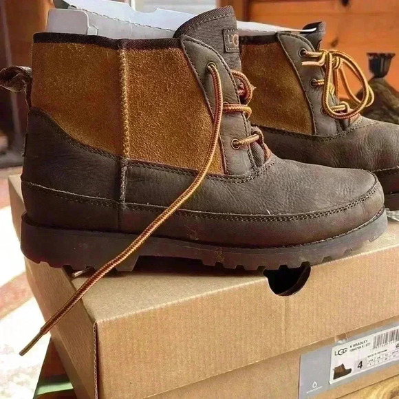 Ugg Child size 4 hiking boot. - Picture 2 of 9